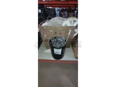01 CAIXA COM VÁRIOS DISPENSES E GRANDE QUANTIDADE DE SUPORTES DE PAREDE COM PARAFUSOS. (NO ESTADO) ATENÇÃO! FAZER A VISITAÇÃO ANTES DE ARREMATAR, NÃO SABEMOS SE FUNCIONA, LEILÃO NÃO TEM GARANTIA E NEM DEVOLUÇÃO, SUJEITO A POSSÍVEIS AVARIAS VISÍVEIS/OCULTAS E/OU AUSÊNCIA DE COMPONENTES.