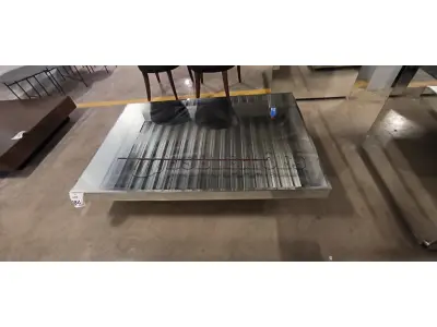 01 MESA DE CENTRO RETANGULAR ESPELHADA.  (NO ESTADO) ATENÇÃO! FAZER A VISITAÇÃO ANTES DE ARREMATAR, NÃO SABEMOS SE FUNCIONA, LEILÃO NÃO TEM GARANTIA E NEM DEVOLUÇÃO, SUJEITO A POSSÍVEIS AVARIAS VISÍVEIS/OCULTAS E/OU AUSÊNCIA DE COMPONENTES.