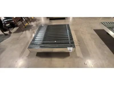 01 MESA DE CENTRO QUADRADA ESPELHADA.  (NO ESTADO) ATENÇÃO! FAZER A VISITAÇÃO ANTES DE ARREMATAR, NÃO SABEMOS SE FUNCIONA, LEILÃO NÃO TEM GARANTIA E NEM DEVOLUÇÃO, SUJEITO A POSSÍVEIS AVARIAS VISÍVEIS/OCULTAS E/OU AUSÊNCIA DE COMPONENTES.