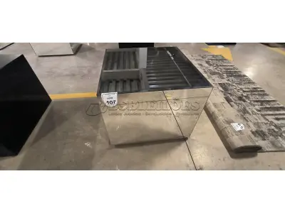01 MESA DE CENTRO EM DESIGNER CÚBICO ESPELHADA. (NO ESTADO) ATENÇÃO! FAZER A VISITAÇÃO ANTES DE ARREMATAR, NÃO SABEMOS SE FUNCIONA, LEILÃO NÃO TEM GARANTIA E NEM DEVOLUÇÃO, SUJEITO A POSSÍVEIS AVARIAS VISÍVEIS/OCULTAS E/OU AUSÊNCIA DE COMPONENTES.