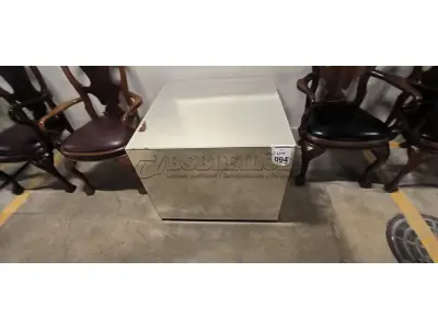 01 MESA DE CENTRO EM DESIGNER CÚBICO ESPELHADA. (NO ESTADO) ATENÇÃO! FAZER A VISITAÇÃO ANTES DE ARREMATAR, NÃO SABEMOS SE FUNCIONA, LEILÃO NÃO TEM GARANTIA E NEM DEVOLUÇÃO, SUJEITO A POSSÍVEIS AVARIAS VISÍVEIS/OCULTAS E/OU AUSÊNCIA DE COMPONENTES.