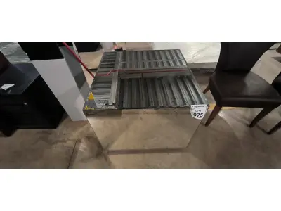 01 MESA DE CENTRO EM DESIGNER CÚBICO ESPELHADA. (NO ESTADO) ATENÇÃO! FAZER A VISITAÇÃO ANTES DE ARREMATAR, NÃO SABEMOS SE FUNCIONA, LEILÃO NÃO TEM GARANTIA E NEM DEVOLUÇÃO, SUJEITO A POSSÍVEIS AVARIAS VISÍVEIS/OCULTAS E/OU AUSÊNCIA DE COMPONENTES.