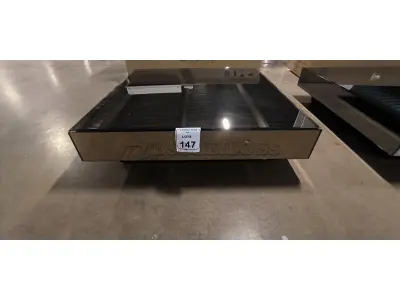 01 MESA DE CENTRO QUADRADA ESPELHADA ESCURA.  (NO ESTADO) ATENÇÃO! FAZER A VISITAÇÃO ANTES DE ARREMATAR, NÃO SABEMOS SE FUNCIONA, LEILÃO NÃO TEM GARANTIA E NEM DEVOLUÇÃO, SUJEITO A POSSÍVEIS AVARIAS VISÍVEIS/OCULTAS E/OU AUSÊNCIA DE COMPONENTES.
