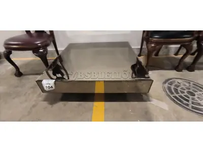 01 MESA DE CENTRO QUADRADA ESPELHADA. (NO ESTADO) ATENÇÃO! FAZER A VISITAÇÃO ANTES DE ARREMATAR, NÃO SABEMOS SE FUNCIONA, LEILÃO NÃO TEM GARANTIA E NEM DEVOLUÇÃO, SUJEITO A POSSÍVEIS AVARIAS VISÍVEIS/OCULTAS E/OU AUSÊNCIA DE COMPONENTES.