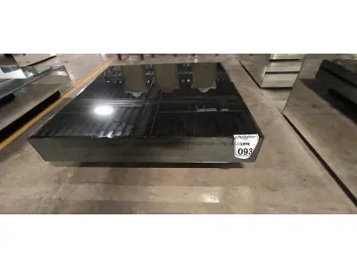 01 MESA DE CENTRO QUADRADA ESPELHADA. (NO ESTADO) ATENÇÃO! FAZER A VISITAÇÃO ANTES DE ARREMATAR, NÃO SABEMOS SE FUNCIONA, LEILÃO NÃO TEM GARANTIA E NEM DEVOLUÇÃO, SUJEITO A POSSÍVEIS AVARIAS VISÍVEIS/OCULTAS E/OU AUSÊNCIA DE COMPONENTES.
