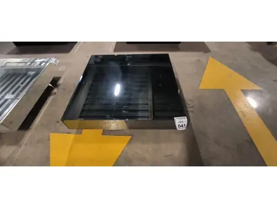 01 MESA DE CENTRO QUADRADA ESPELHADA.  (NO ESTADO) ATENÇÃO! FAZER A VISITAÇÃO ANTES DE ARREMATAR, NÃO SABEMOS SE FUNCIONA, LEILÃO NÃO TEM GARANTIA E NEM DEVOLUÇÃO, SUJEITO A POSSÍVEIS AVARIAS VISÍVEIS/OCULTAS E/OU AUSÊNCIA DE COMPONENTES.