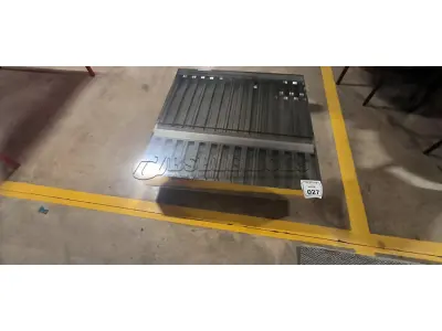 01 MESA DE CENTRO QUADRADA ESPELHADA.  (NO ESTADO) ATENÇÃO! FAZER A VISITAÇÃO ANTES DE ARREMATAR, NÃO SABEMOS SE FUNCIONA, LEILÃO NÃO TEM GARANTIA E NEM DEVOLUÇÃO, SUJEITO A POSSÍVEIS AVARIAS VISÍVEIS/OCULTAS E/OU AUSÊNCIA DE COMPONENTES.
