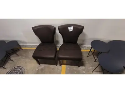 02 CADEIRAS DECORATIVAS PARA SALA DE JANTAR COM ESTRUTURA EM MADEIRA E ESTOFAMENTO EM COURO SINTÉTICO MARROM. (NO ESTADO) ATENÇÃO! FAZER A VISITAÇÃO ANTES DE ARREMATAR, NÃO SABEMOS SE FUNCIONA, LEILÃO NÃO TEM GARANTIA E NEM DEVOLUÇÃO, SUJEITO A POSSÍVEIS AVARIAS VISÍVEIS/OCULTAS E/OU AUSÊNCIA DE COMPONENTES.