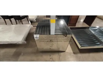 01 MESA DE CENTRO EM DESIGNER CÚBICO ESPELHADA. (NO ESTADO) ATENÇÃO! FAZER A VISITAÇÃO ANTES DE ARREMATAR, NÃO SABEMOS SE FUNCIONA, LEILÃO NÃO TEM GARANTIA E NEM DEVOLUÇÃO, SUJEITO A POSSÍVEIS AVARIAS VISÍVEIS/OCULTAS E/OU AUSÊNCIA DE COMPONENTES.