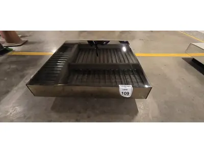 01 MESA DE CENTRO QUADRADA ESPELHADA. (NO ESTADO) ATENÇÃO! FAZER A VISITAÇÃO ANTES DE ARREMATAR, NÃO SABEMOS SE FUNCIONA, LEILÃO NÃO TEM GARANTIA E NEM DEVOLUÇÃO, SUJEITO A POSSÍVEIS AVARIAS VISÍVEIS/OCULTAS E/OU AUSÊNCIA DE COMPONENTES.