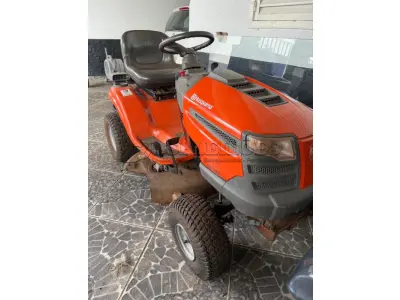 01 TRATOR CORTADOR DE GRAMA TS142 DA HUSQVARNA A GASOLINA 19 HP. (NO ESTADO) ATENÇÃO! FAZER A VISITAÇÃO ANTES DE ARREMATAR, NÃO SABEMOS SE FUNCIONA, LEILÃO NÃO TEM GARANTIA E NEM DEVOLUÇÃO, SUJEITO A POSSÍVEIS AVARIAS VISÍVEIS/OCULTAS E/OU AUSÊNCIA DE COMPONENTES.