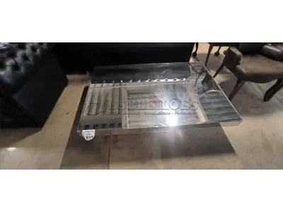 01 MESA DE CENTRO RETANGULAR ESPELHADA.  (NO ESTADO) ATENÇÃO! FAZER A VISITAÇÃO ANTES DE ARREMATAR, NÃO SABEMOS SE FUNCIONA, LEILÃO NÃO TEM GARANTIA E NEM DEVOLUÇÃO, SUJEITO A POSSÍVEIS AVARIAS VISÍVEIS/OCULTAS E/OU AUSÊNCIA DE COMPONENTES.