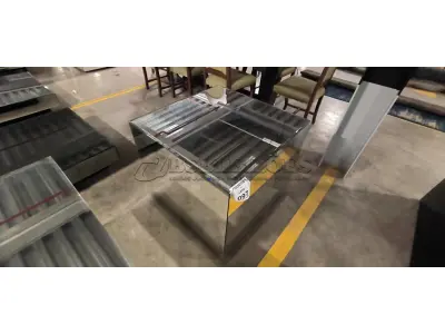 01 MESA DE CENTRO EM DESIGNER CÚBICO ESPELHADA. (NO ESTADO) ATENÇÃO! FAZER A VISITAÇÃO ANTES DE ARREMATAR, NÃO SABEMOS SE FUNCIONA, LEILÃO NÃO TEM GARANTIA E NEM DEVOLUÇÃO, SUJEITO A POSSÍVEIS AVARIAS VISÍVEIS/OCULTAS E/OU AUSÊNCIA DE COMPONENTES.