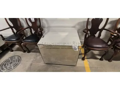 01 MESA DE CENTRO EM DESIGNER CÚBICO ESPELHADA. (NO ESTADO) ATENÇÃO! FAZER A VISITAÇÃO ANTES DE ARREMATAR, NÃO SABEMOS SE FUNCIONA, LEILÃO NÃO TEM GARANTIA E NEM DEVOLUÇÃO, SUJEITO A POSSÍVEIS AVARIAS VISÍVEIS/OCULTAS E/OU AUSÊNCIA DE COMPONENTES.