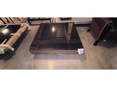 01 MESA DE CENTRO QUADRADA ESPELHADA.  (NO ESTADO) ATENÇÃO! FAZER A VISITAÇÃO ANTES DE ARREMATAR, NÃO SABEMOS SE FUNCIONA, LEILÃO NÃO TEM GARANTIA E NEM DEVOLUÇÃO, SUJEITO A POSSÍVEIS AVARIAS VISÍVEIS/OCULTAS E/OU AUSÊNCIA DE COMPONENTES.