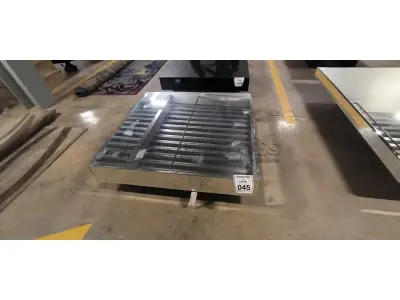 01 MESA DE CENTRO QUADRADA ESPELHADA.  (NO ESTADO) ATENÇÃO! FAZER A VISITAÇÃO ANTES DE ARREMATAR, NÃO SABEMOS SE FUNCIONA, LEILÃO NÃO TEM GARANTIA E NEM DEVOLUÇÃO, SUJEITO A POSSÍVEIS AVARIAS VISÍVEIS/OCULTAS E/OU AUSÊNCIA DE COMPONENTES.
