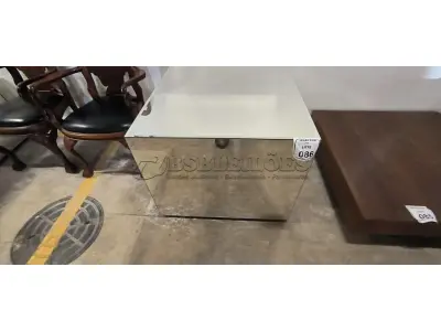 01 MESA DE CENTRO EM DESIGNER CÚBICO ESPELHADA. (NO ESTADO) ATENÇÃO! FAZER A VISITAÇÃO ANTES DE ARREMATAR, NÃO SABEMOS SE FUNCIONA, LEILÃO NÃO TEM GARANTIA E NEM DEVOLUÇÃO, SUJEITO A POSSÍVEIS AVARIAS VISÍVEIS/OCULTAS E/OU AUSÊNCIA DE COMPONENTES.