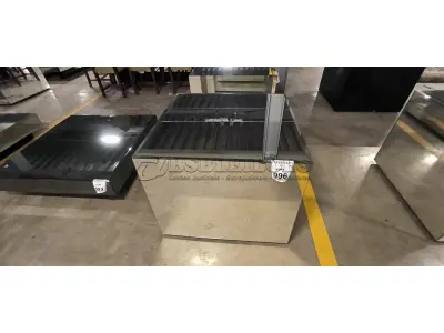 01 MESA DE CENTRO EM DESIGNER CÚBICO ESPELHADA. (NO ESTADO) ATENÇÃO! FAZER A VISITAÇÃO ANTES DE ARREMATAR, NÃO SABEMOS SE FUNCIONA, LEILÃO NÃO TEM GARANTIA E NEM DEVOLUÇÃO, SUJEITO A POSSÍVEIS AVARIAS VISÍVEIS/OCULTAS E/OU AUSÊNCIA DE COMPONENTES.