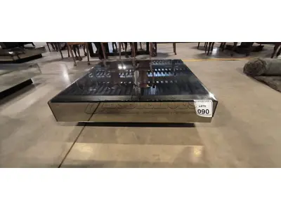 01 MESA DE CENTRO QUADRADA ESPELHADA.  (NO ESTADO) ATENÇÃO! FAZER A VISITAÇÃO ANTES DE ARREMATAR, NÃO SABEMOS SE FUNCIONA, LEILÃO NÃO TEM GARANTIA E NEM DEVOLUÇÃO, SUJEITO A POSSÍVEIS AVARIAS VISÍVEIS/OCULTAS E/OU AUSÊNCIA DE COMPONENTES.