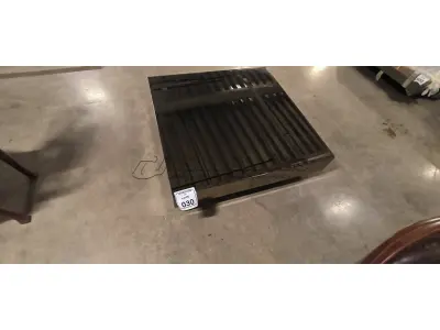 01 MESA DE CENTRO QUADRADA ESPELHADA.  (NO ESTADO) ATENÇÃO! FAZER A VISITAÇÃO ANTES DE ARREMATAR, NÃO SABEMOS SE FUNCIONA, LEILÃO NÃO TEM GARANTIA E NEM DEVOLUÇÃO, SUJEITO A POSSÍVEIS AVARIAS VISÍVEIS/OCULTAS E/OU AUSÊNCIA DE COMPONENTES.