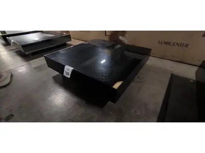01 MESA DE CENTRO QUADRADA ESPELHADA ESCURA.  (NO ESTADO) ATENÇÃO! FAZER A VISITAÇÃO ANTES DE ARREMATAR, NÃO SABEMOS SE FUNCIONA, LEILÃO NÃO TEM GARANTIA E NEM DEVOLUÇÃO, SUJEITO A POSSÍVEIS AVARIAS VISÍVEIS/OCULTAS E/OU AUSÊNCIA DE COMPONENTES.