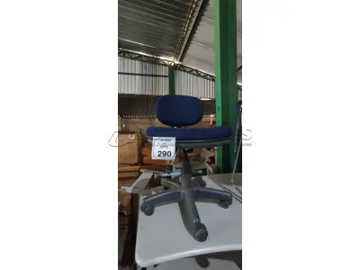 01 CADEIRA DE ESCRITÓRIO GIRATÓRIA. (NO ESTADO) ATENÇÃO! FAZER A VISITAÇÃO ANTES DE ARREMATAR, NÃO SABEMOS SE FUNCIONA, LEILÃO NÃO TEM GARANTIA E NEM DEVOLUÇÃO, SUJEITO A POSSÍVEIS AVARIAS VISÍVEIS/OCULTAS E/OU AUSÊNCIA DE COMPONENTES.