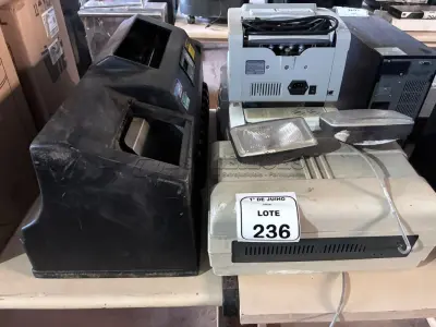 01 LUMINÁRIA DE EMERGÊNCIA MODELO SISTEMA BLH MARCA AUREONLUX, 01 MÁQUINA DE CONTAR MOEDAS E 03 MÁQUINAS DE CONTAR CÉDULAS DE MARCAS E MODELOS DIVERSOS. (NO ESTADO) ATENÇÃO! FAZER A VISITAÇÃO ANTES DE ARREMATAR, NÃO SABEMOS SE FUNCIONA, LEILÃO NÃO TEM GARANTIA E NEM DEVOLUÇÃO, SUJEITO A POSSÍVEIS AVARIAS VISÍVEIS/OCULTAS E/OU AUSÊNCIA DE COMPONENTES.