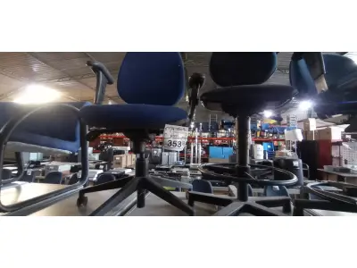 01 CADEIRA DE ESCRITÓRIO GIRATÓRIA. (NO ESTADO) ATENÇÃO! FAZER A VISITAÇÃO ANTES DE ARREMATAR, NÃO SABEMOS SE FUNCIONA, LEILÃO NÃO TEM GARANTIA E NEM DEVOLUÇÃO, SUJEITO A POSSÍVEIS AVARIAS VISÍVEIS/OCULTAS E/OU AUSÊNCIA DE COMPONENTES.