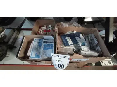 01 CAIXA COM GRANDE QUANTIDADE DE LENÇOS PARA LIMPEZA DE TELAS, TALÕES DE NOTAS PROMISSÓRIAS E GRANDE QUANTIDADE DE SUPORTES DE ACRÍLICO DE MODELOS DIVERSOS. (NO ESTADO) ATENÇÃO! FAZER A VISITAÇÃO ANTES DE ARREMATAR, NÃO SABEMOS SE FUNCIONA, LEILÃO NÃO TEM GARANTIA E NEM DEVOLUÇÃO, SUJEITO A POSSÍVEIS AVARIAS VISÍVEIS/OCULTAS E/OU AUSÊNCIA DE COMPONENTES.