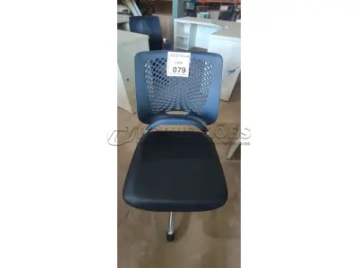 01 CADEIRA PLAX METAL EXECUTIVA GIRATÓRIA COM BASE CROMADA.(NO ESTADO) ATENÇÃO! FAZER A VISITAÇÃO ANTES DE ARREMATAR, NÃO SABEMOS SE FUNCIONA, LEILÃO NÃO TEM GARANTIA E NEM DEVOLUÇÃO, SUJEITO A POSSÍVEIS AVARIAS VISÍVEIS/OCULTAS E/OU AUSÊNCIA DE COMPONENTES.