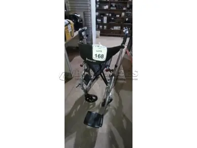 01 ANDADOR DE 04 RODAS COM ASSENTO. (NO ESTADO) ATENÇÃO! FAZER A VISITAÇÃO ANTES DE ARREMATAR, NÃO SABEMOS SE FUNCIONA, LEILÃO NÃO TEM GARANTIA E NEM DEVOLUÇÃO, SUJEITO A POSSÍVEIS AVARIAS VISÍVEIS/OCULTAS E/OU AUSÊNCIA DE COMPONENTES.