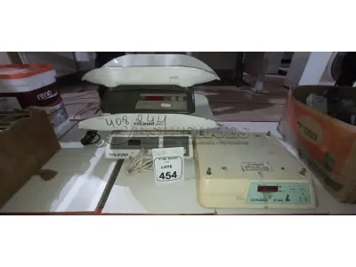02 BALANÇAS PEDIÁTRICAS. (NO ESTADO) ATENÇÃO! FAZER A VISITAÇÃO ANTES DE ARREMATAR, NÃO SABEMOS SE FUNCIONA, LEILÃO NÃO TEM GARANTIA E NEM DEVOLUÇÃO, SUJEITO A POSSÍVEIS AVARIAS VISÍVEIS/OCULTAS E/OU AUSÊNCIA DE COMPONENTES.