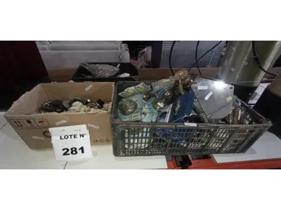 01 LOTE COM LUMINÁRIAS DE TETO, ACABAMENTOS PARA LÂMPADAS DICROICA. (NO ESTADO, NÃO SABEMOS SE FUNCIONA. LEILÃO NÃO TEM GARANTIA E NEM DEVOLUÇÃO, SUJEITO A POSSÍVEIS AVARIAS VISÍVEIS/OCULTAS E/OU AUSÊNCIA DE COMPONENTES)