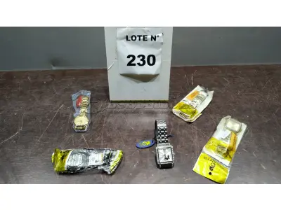 05 RELÓGIOS DE PULSO CORES DIVERSAS. (NO ESTADO, NÃO SABEMOS SE FUNCIONA. LEILÃO NÃO TEM GARANTIA E NEM DEVOLUÇÃO, SUJEITO A POSSÍVEIS AVARIAS VISÍVEIS/OCULTAS E/OU AUSÊNCIA DE COMPONENTES)