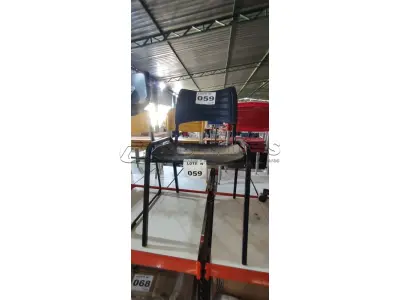 01 CADEIRA ISO FIXA ESCRITÓRIO (NO ESTADO, NÃO SABEMOS SE FUNCIONA. LEILÃO NÃO TEM GARANTIA E NEM DEVOLUÇÃO, SUJEITO A POSSÍVEIS AVARIAS VISÍVEIS/OCULTAS E/OU AUSÊNCIA DE COMPONENTES)