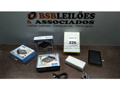 03 ADAPTADORES CONVERSOR DE VGA PARA HDMI VIDEO E AUDIO, 01 TABLET AMARELO E 01 CARREGADOR PORTATIL. (NO ESTADO, NÃO SABEMOS SE FUNCIONA. LEILÃO NÃO TEM GARANTIA E NEM DEVOLUÇÃO, SUJEITO A POSSÍVEIS AVARIAS VISÍVEIS/OCULTAS E/OU AUSÊNCIA DE COMPONENTES)