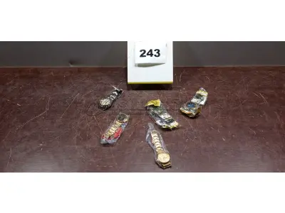 05 RELÓGIOS DE PULSO CORES DIVERSAS. (NO ESTADO, NÃO SABEMOS SE FUNCIONA. LEILÃO NÃO TEM GARANTIA E NEM DEVOLUÇÃO, SUJEITO A POSSÍVEIS AVARIAS VISÍVEIS/OCULTAS E/OU AUSÊNCIA DE COMPONENTES)