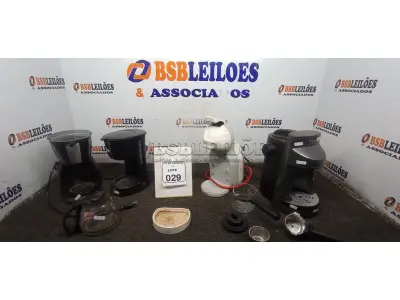 04 CAFETEIRAS ELÉTRICAS DE MARCAS E MODELOS DIVERSOS. (NO ESTADO) ATENÇÃO! FAZER A VISITAÇÃO ANTES DE ARREMATAR, NÃO SABEMOS SE FUNCIONA, LEILÃO NÃO TEM GARANTIA E NEM DEVOLUÇÃO, SUJEITO A POSSÍVEIS AVARIAS VISÍVEIS/OCULTAS E/OU AUSÊNCIA DE COMPONENTES.