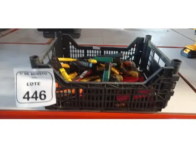 01 CAIXA COM VÁRIOS ALICATES DE MARCAS E MODELOS DIVERSOS. (NO ESTADO) ATENÇÃO! FAZER A VISITAÇÃO ANTES DE ARREMATAR, NÃO SABEMOS SE FUNCIONA, LEILÃO NÃO TEM GARANTIA E NEM DEVOLUÇÃO, SUJEITO A POSSÍVEIS AVARIAS VISÍVEIS/OCULTAS E/OU AUSÊNCIA DE COMPONENTES.