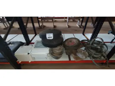 01 QUADRO ELÉTRICO MARCA WEG, 01 TRADO MANUAL, 02 BASES DE BANDEIRA EM PLÁSTICO, VÁRIOS GRAMPOS DE POSTE, BALDES DE PLÁSTICO LUMINÁRIAS E FERRAMENTAS DIVERSAS. (NO ESTADO) ATENÇÃO! FAZER A VISITAÇÃO ANTES DE ARREMATAR, NÃO SABEMOS SE FUNCIONA, LEILÃO NÃO TEM GARANTIA E NEM DEVOLUÇÃO, SUJEITO A POSSÍVEIS AVARIAS VISÍVEIS/OCULTAS E/OU AUSÊNCIA DE COMPONENTES.