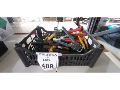 01 CAIXA COM VÁRIOS ALICATES DE MARCAS E MODELOS DIVERSOS. (NO ESTADO) ATENÇÃO! FAZER A VISITAÇÃO ANTES DE ARREMATAR, NÃO SABEMOS SE FUNCIONA, LEILÃO NÃO TEM GARANTIA E NEM DEVOLUÇÃO, SUJEITO A POSSÍVEIS AVARIAS VISÍVEIS/OCULTAS E/OU AUSÊNCIA DE COMPONENTES.