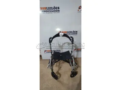 01 ANDADOR DE 04 RODAS COM ASSENTO