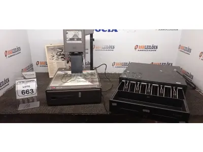 01 RETROPROJETOR MARCA 3M E 01 GAVETA DE DINHEIRO. (NO ESTADO) ATENÇÃO! FAZER A VISITAÇÃO ANTES DE ARREMATAR, NÃO SABEMOS SE FUNCIONA, LEILÃO NÃO TEM GARANTIA E NEM DEVOLUÇÃO, SUJEITO A POSSÍVEIS AVARIAS VISÍVEIS/OCULTAS E/OU AUSÊNCIA DE COMPONENTES.