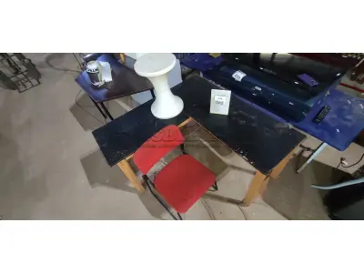 01 MESA EM L, 01 CADEIRA COM PÉS FIXOS E 01 BANQUETA BAIXA EM PLÁSTICO