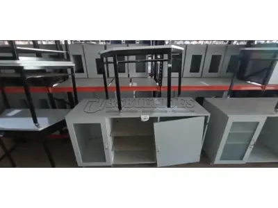 01 ARMÁRIO EM MADEIRA 02 PORTAS E 01 COMPARTIMENTO COM 02 PRATELEIRAS DE 0,95X1,87X0,62CM E 01 MESA TRAPEZOIDAL. (NO ESTADO) ATENÇÃO! FAZER A VISITAÇÃO ANTES DE ARREMATAR, NÃO SABEMOS SE FUNCIONA, LEILÃO NÃO TEM GARANTIA E NEM DEVOLUÇÃO, SUJEITO A POSSÍVEIS AVARIAS VISÍVEIS/OCULTAS E/OU AUSÊNCIA DE COMPONENTES.