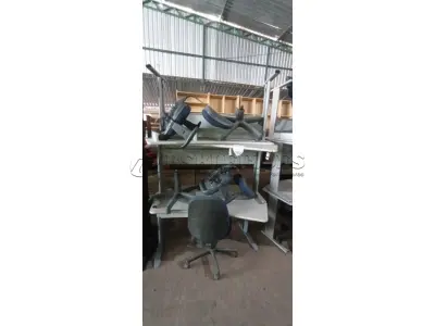 03 MESAS E 03 CADEIRAS DE ESCRITÓRIO GIRATÓRIAS. (NO ESTADO) ATENÇÃO! FAZER A VISITAÇÃO ANTES DE ARREMATAR, NÃO SABEMOS SE FUNCIONA, LEILÃO NÃO TEM GARANTIA E NEM DEVOLUÇÃO, SUJEITO A POSSÍVEIS AVARIAS VISÍVEIS/OCULTAS E/OU AUSÊNCIA DE COMPONENTES.