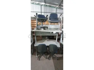 03 MESAS, 01 CADEIRA DE PÉS FIXOS E 03 CADEIRAS DE ESCRITÓRIO GIRATÓRIAS. (NO ESTADO) ATENÇÃO! FAZER A VISITAÇÃO ANTES DE ARREMATAR, NÃO SABEMOS SE FUNCIONA, LEILÃO NÃO TEM GARANTIA E NEM DEVOLUÇÃO, SUJEITO A POSSÍVEIS AVARIAS VISÍVEIS/OCULTAS E/OU AUSÊNCIA DE COMPONENTES.