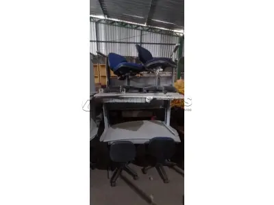 03 MESAS E 04 CADEIRAS DE ESCRITÓRIO GIRATÓRIAS. (NO ESTADO) ATENÇÃO! FAZER A VISITAÇÃO ANTES DE ARREMATAR, NÃO SABEMOS SE FUNCIONA, LEILÃO NÃO TEM GARANTIA E NEM DEVOLUÇÃO, SUJEITO A POSSÍVEIS AVARIAS VISÍVEIS/OCULTAS E/OU AUSÊNCIA DE COMPONENTES.