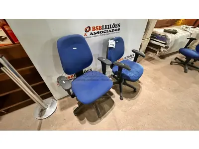02 CADEIRAS DE ESCRITÓRIO GIRATÓRIAS. (NO ESTADO) ATENÇÃO! FAZER A VISITAÇÃO ANTES DE ARREMATAR, NÃO SABEMOS SE FUNCIONA, LEILÃO NÃO TEM GARANTIA E NEM DEVOLUÇÃO, SUJEITO A POSSÍVEIS AVARIAS VISÍVEIS/OCULTAS E/OU AUSÊNCIA DE COMPONENTES.