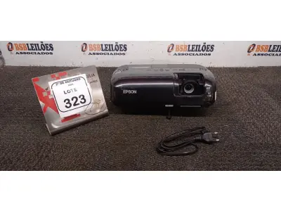 01 PROJETOR MARCA EPSON SEM CABOS. (NO ESTADO) ATENÇÃO! FAZER A VISITAÇÃO ANTES DE ARREMATAR, NÃO SABEMOS SE FUNCIONA, LEILÃO NÃO TEM GARANTIA E NEM DEVOLUÇÃO, SUJEITO A POSSÍVEIS AVARIAS VISÍVEIS/OCULTAS E/OU AUSÊNCIA DE COMPONENTES.